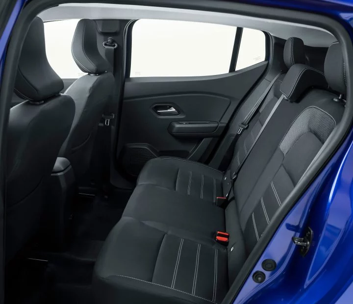 Vista lateral de los asientos traseros del Dacia Sandero, mostrando tapicería y espacio disponible.