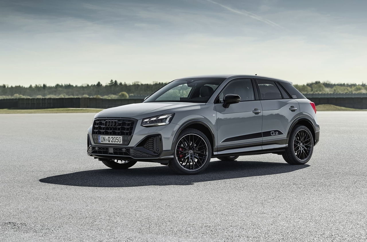 Vista angular frontal del Audi Q2 destacando su diseño dinámico