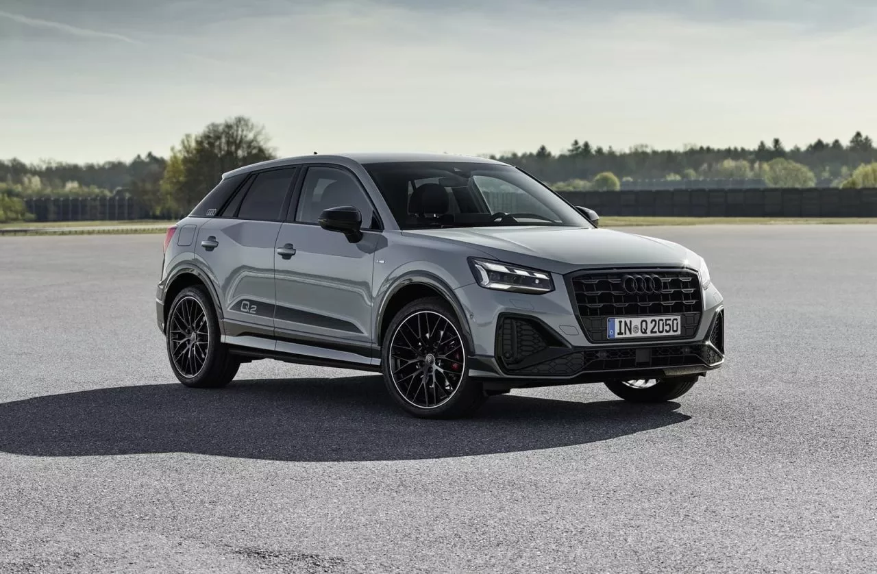 Vista angular que muestra el diseño delantero y perfil del Audi Q2.