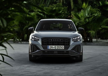 Vista frontal del Audi Q2 destacando su distintiva parrilla Singleframe.