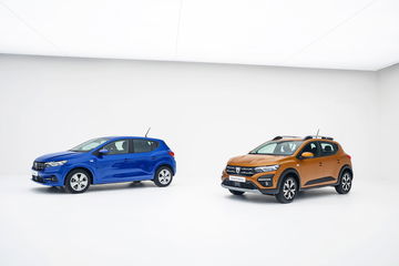 Comparativa lateral de dos modelos distintos del Dacia Sandero.