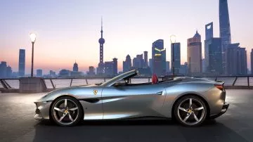 Vista lateral del Ferrari Portofino M resaltando su línea deportiva