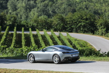 Vista lateral del Ferrari Roma en carretera