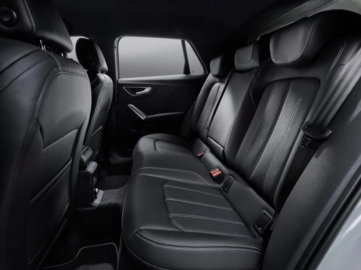 Vista de los asientos traseros del Audi Q2, con tapicería de alta calidad.