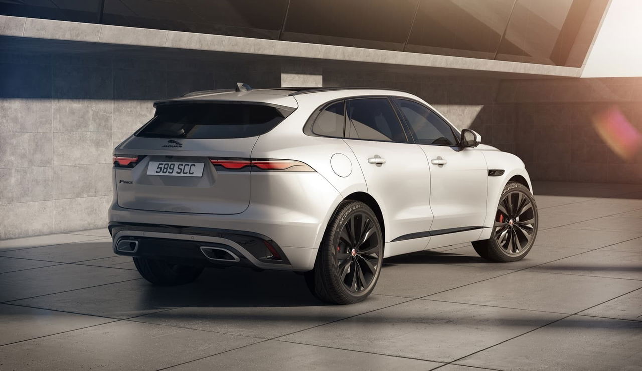 Vista dinámica del Jaguar F-PACE resaltando su diseño trasero y lateral.