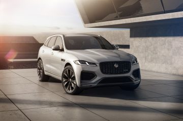 Jaguar F-PACE exhibiendo su elegante diseño frontal y lateral.