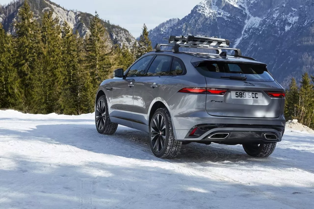 Vista trasera y lateral del Jaguar F-PACE en un entorno nevado.