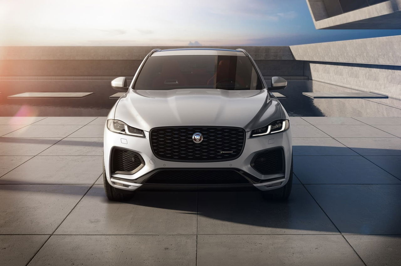 Vista frontal dinámica del Jaguar F-PACE, enfatizando su parrilla y faros agresivos.