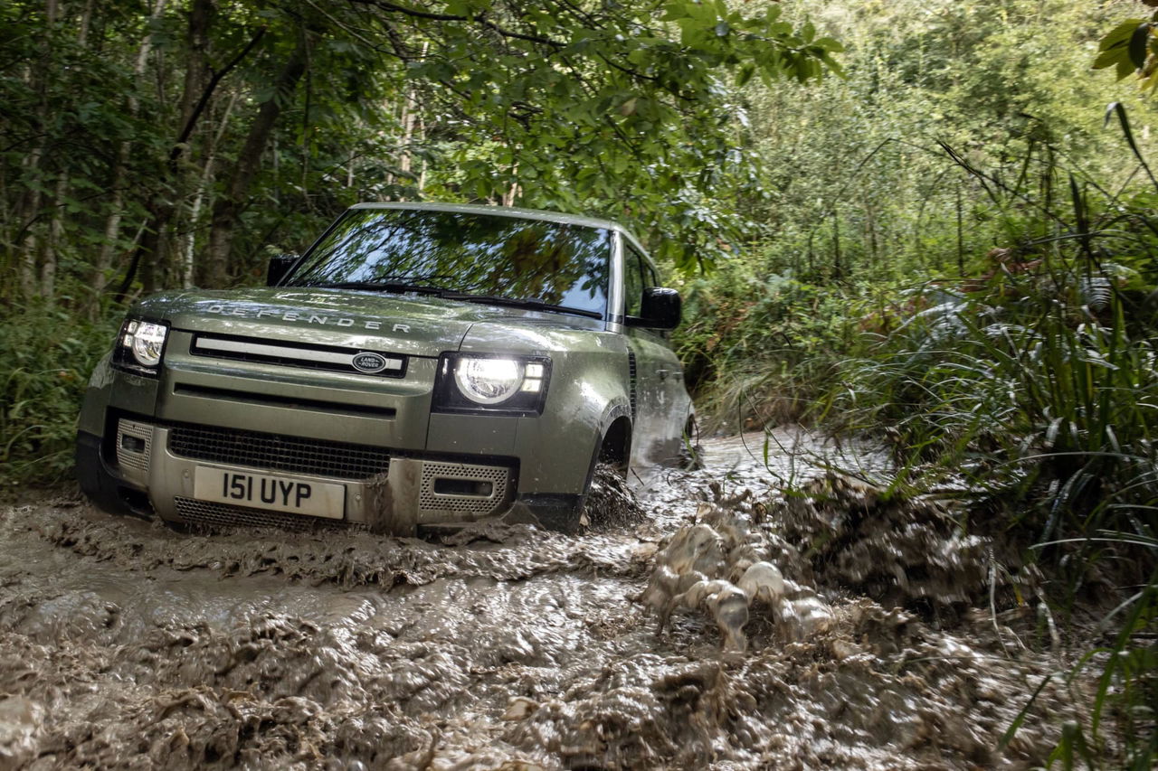 Land Rover Defender P400e 04