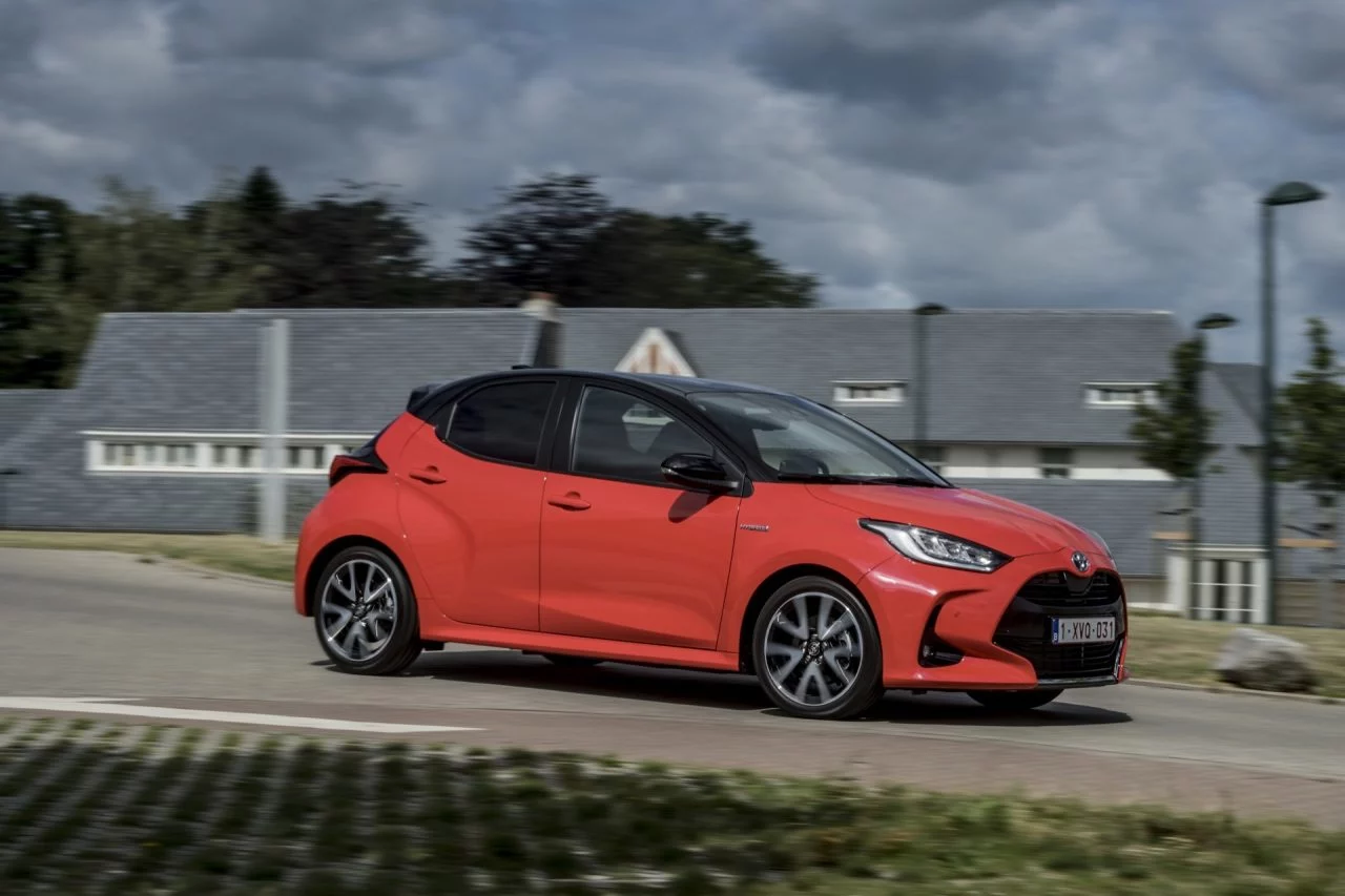 Toyota Yaris Rojo 2020 Movimiento Prueba 30