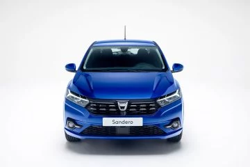 Vista frontal del Dacia Sandero resaltando su diseño moderno.