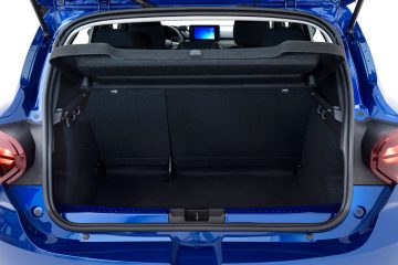 Amplio espacio de carga del Dacia Sandero evidenciando su versatilidad.