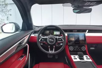 Vista detallada del volante y consola central del Jaguar F-PACE.