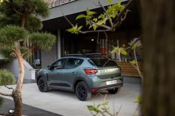 Vista lateral y trasera del Dacia Sandero 2024 con el nuevo logo de la marca.