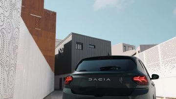 Vista trasera y lateral del Dacia Sandero 2024 con nuevo logo y diseño actualizado.