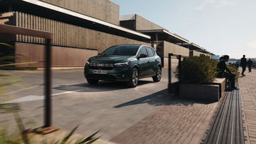 Vista dinámica del Dacia Sandero revelando su diseño lateral.