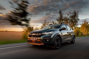 Dacia Sandero captado en movimiento, destacando su diseño lateral.