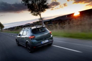 Vista dinámica del Dacia Sandero 2024 captando su esencia en movimiento