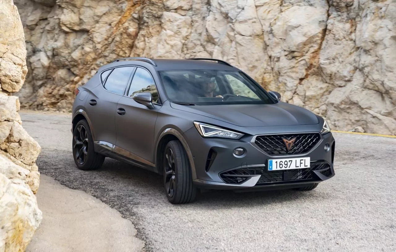 Vista del CUPRA Formentor desde un ángulo frontal y lateral, destacando su diseño dinámico.