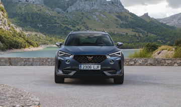 Vista frontal del CUPRA Formentor destacando su robusta parrilla y faros Full LED.