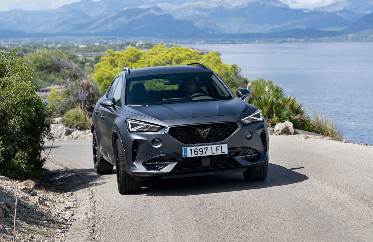 Vista frontal del CUPRA Formentor destacando su imponente parilla y faros LED.