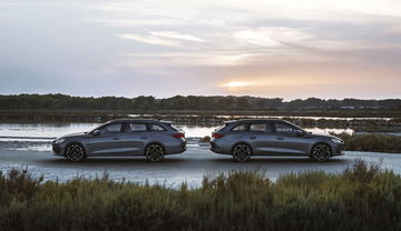 Vista lateral de dos CUPRA León al atardecer, destacando su diseño deportivo