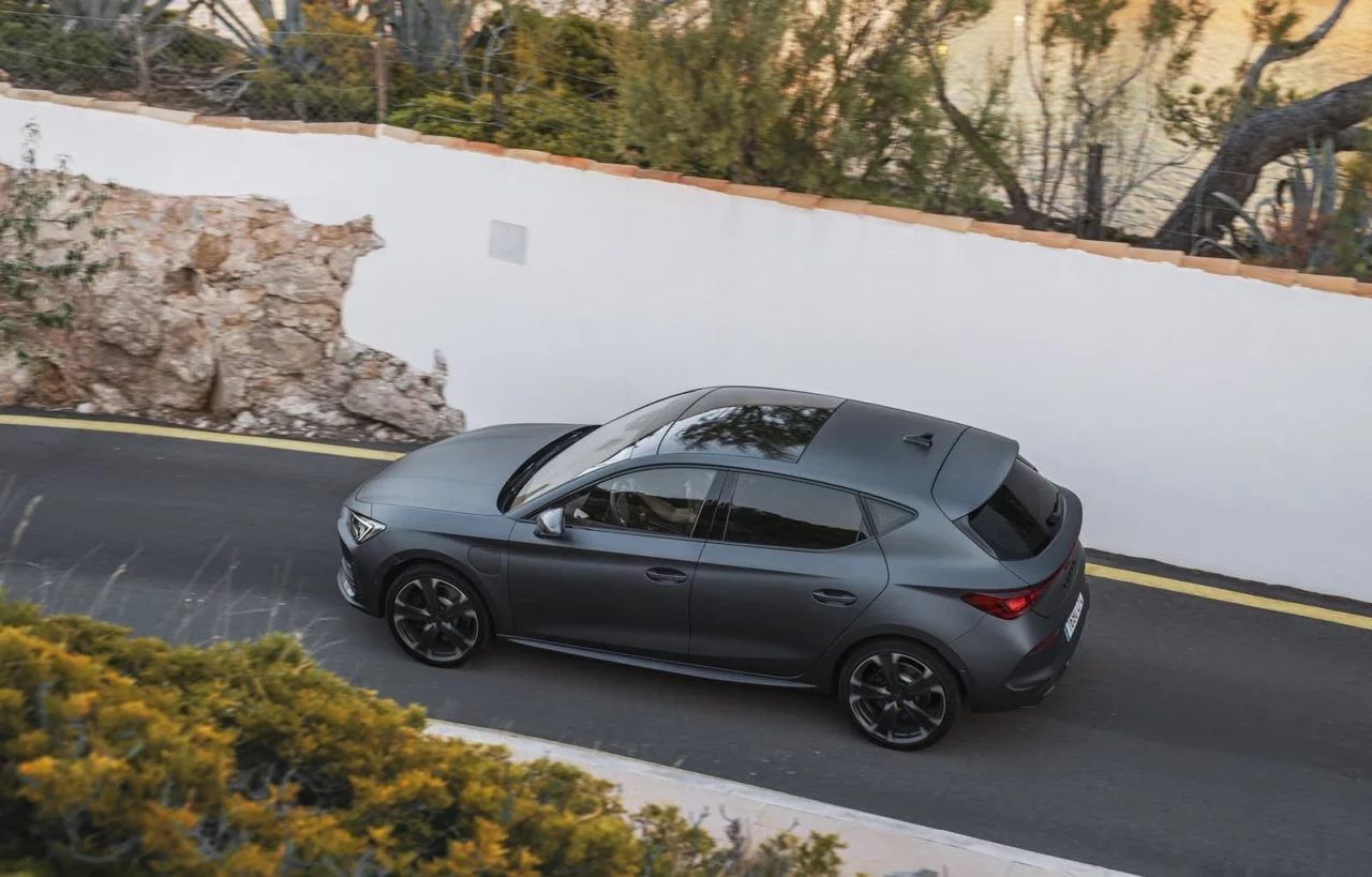 Vista lateral del CUPRA León mostrando su dinámica silueta.