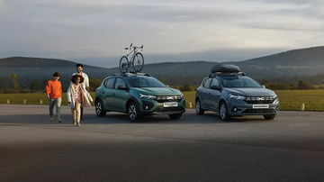 Vista lateral de un Dacia Sandero con el nuevo logo de la marca, diseño moderno y líneas sobrias.