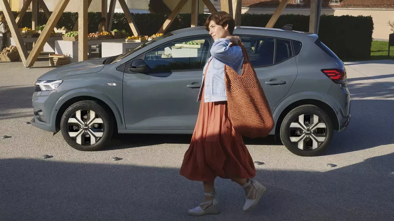 Vista lateral del Dacia Sandero con nuevo logo y diseño actualizado.