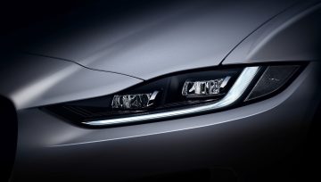 Vista cercana del diseño de las luces del Jaguar XE.