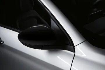 Detalle del espejo lateral del Fiat Tipo, diseño elegante y aerodinámico.