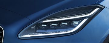 Faro delantero LED del Jaguar E-PACE, diseño elegante y moderno.