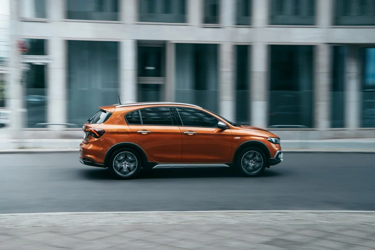 Vista dinámica lateral del Fiat Tipo en movimiento.