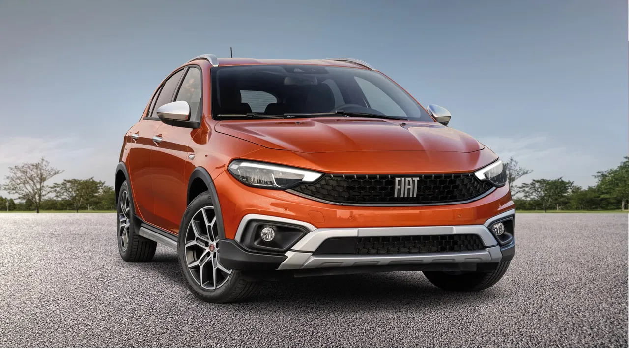 Vista frontal del Fiat Tipo destacando su parrilla y faros característicos.