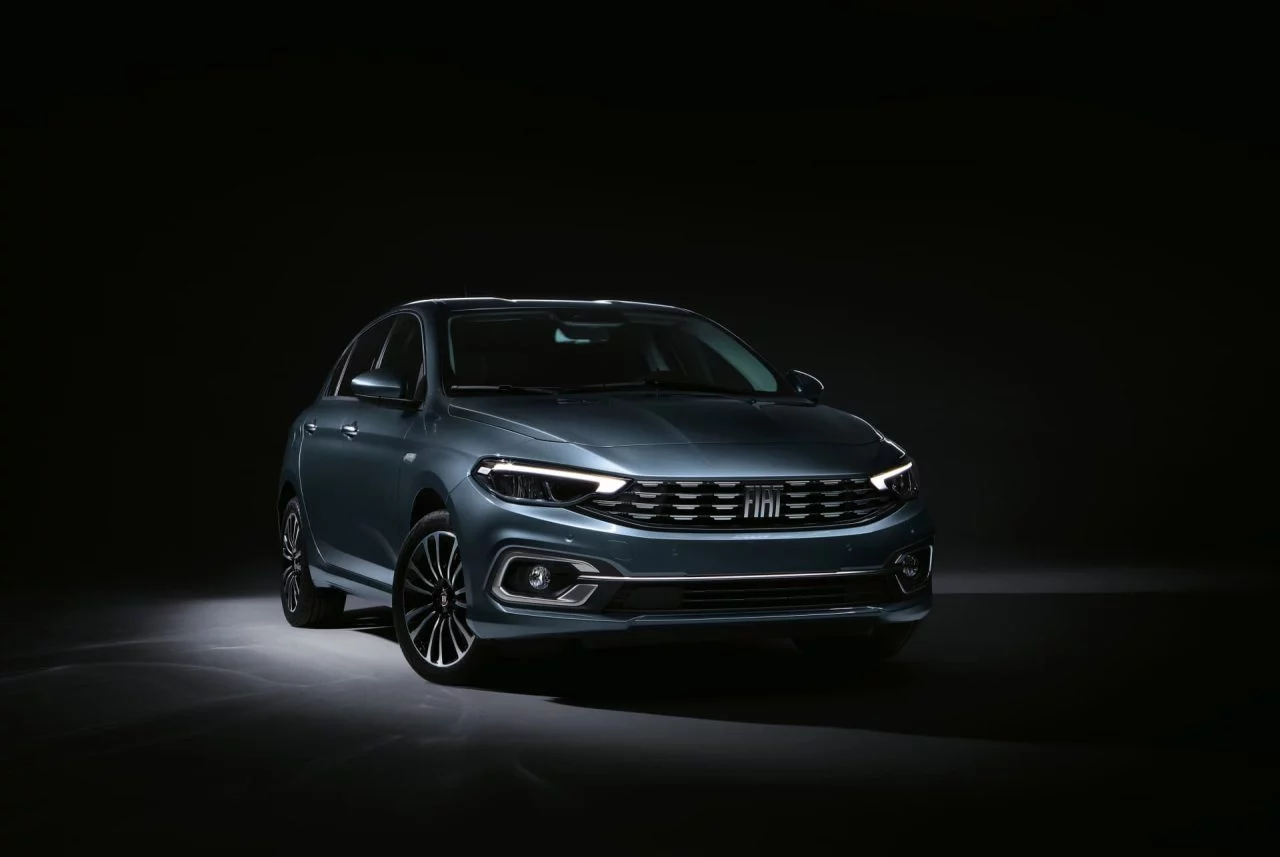 Vista frontal del Fiat Tipo destacando su diseño iluminación LED.