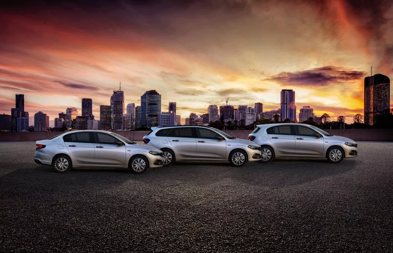 Vista lateral de una flota de Fiat Tipo al atardecer, destacando su diseño.