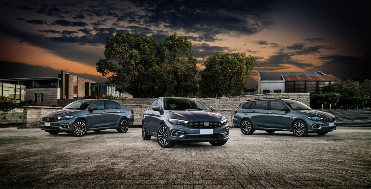 Vista frontal y lateral de una gama de Fiat Tipo estacionados.