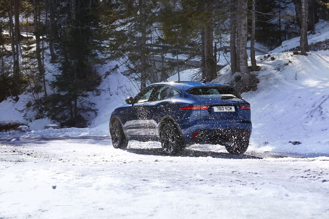 Vista lateral del Jaguar E-PACE destacando su diseño en condiciones de nieve