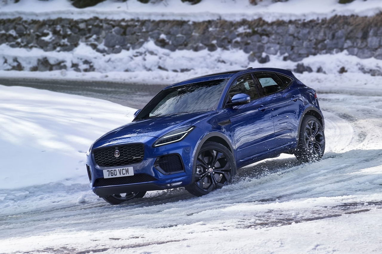 Vista lateral del Jaguar E-PACE rodando por terreno nevado.