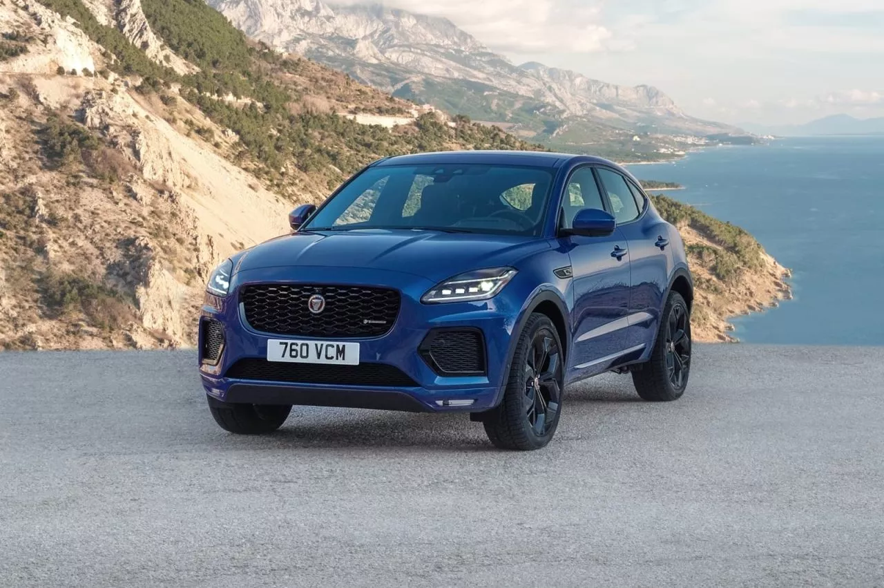 Vista del Jaguar E-PACE en carretera, mostrando su elegante línea lateral y frontal.