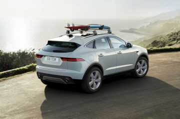 Vista trasera y lateral del Jaguar E-PACE con portaequipajes.