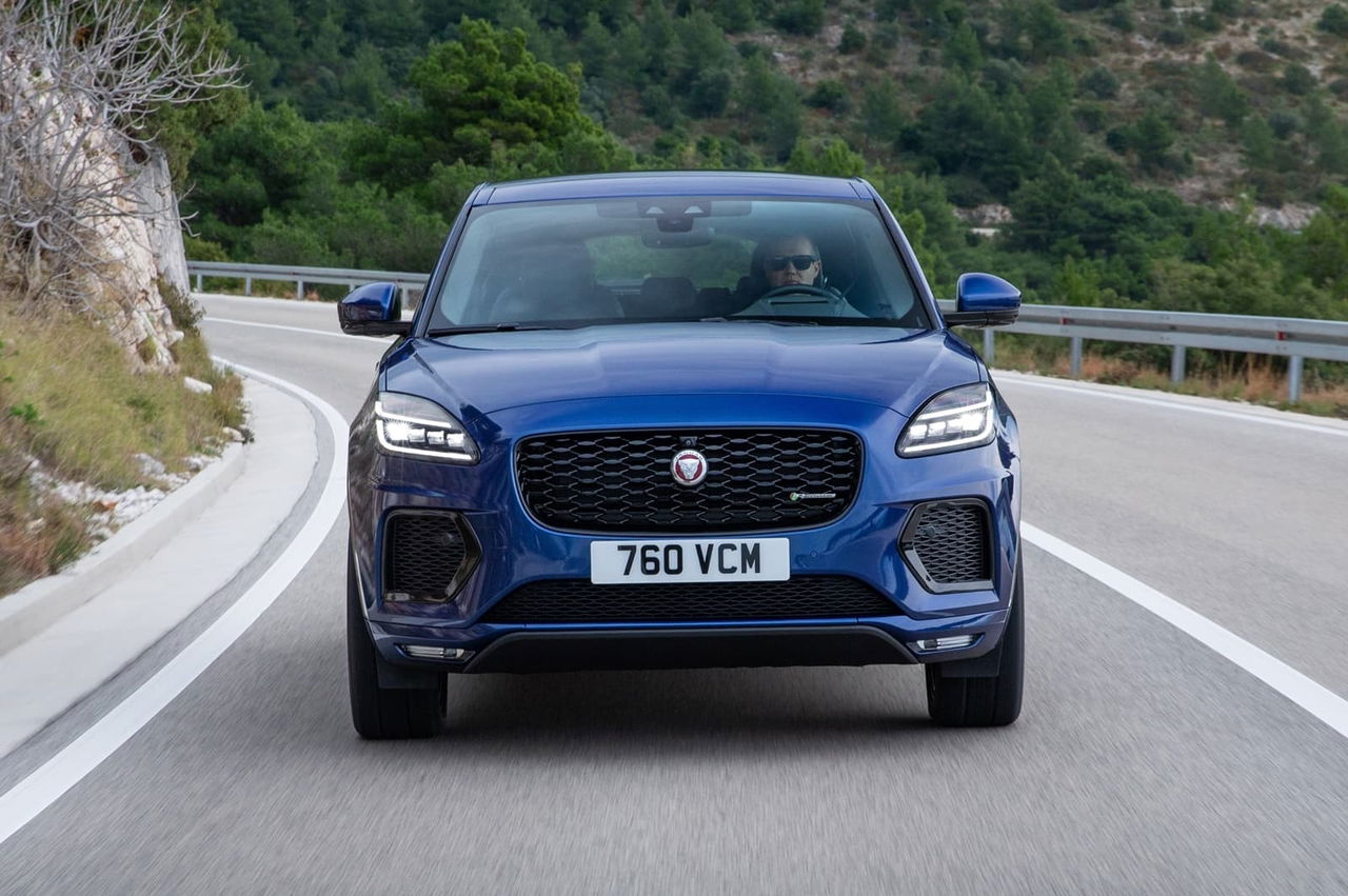 Vista frontal del Jaguar E-PACE mostrando su diseño dinámico y parrilla distintiva.