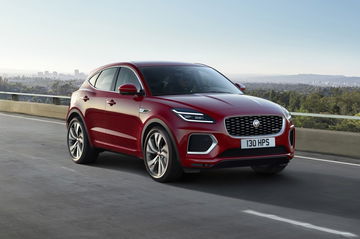 Vista dinámica del Jaguar E-PACE que resalta su elegante diseño lateral y frontal