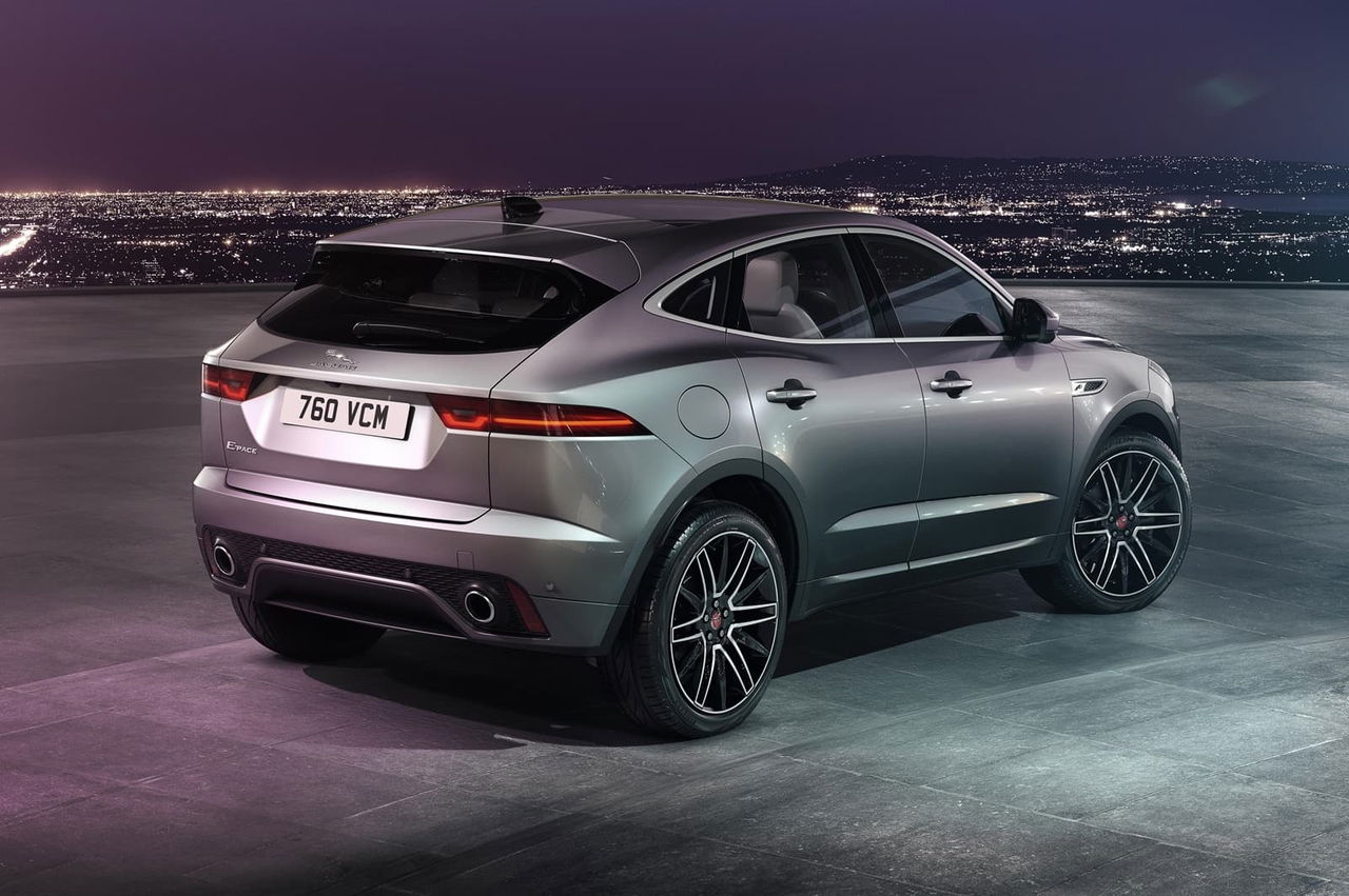 Vista trasera y lateral del Jaguar E-PACE iluminado por la noche.