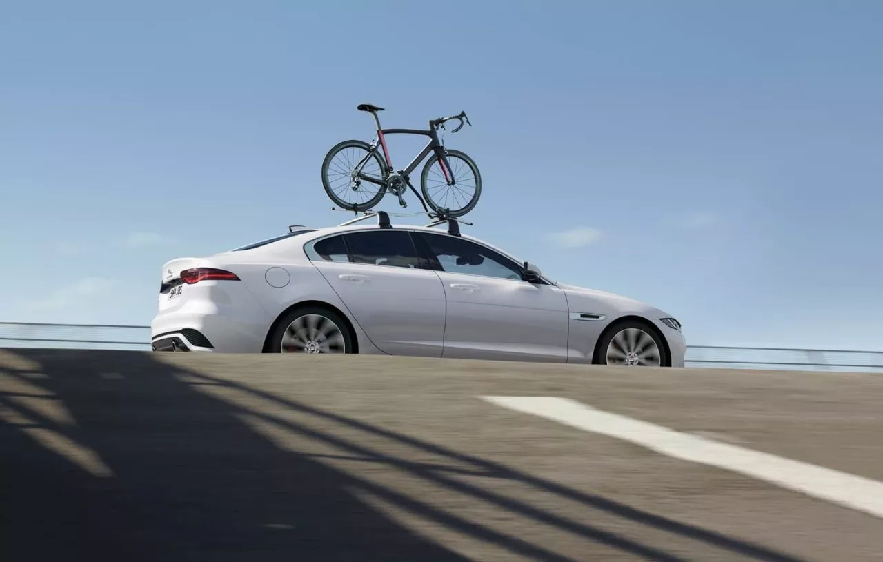 Jaguar XE con una bicicleta montada en el sistema de transporte de techo.