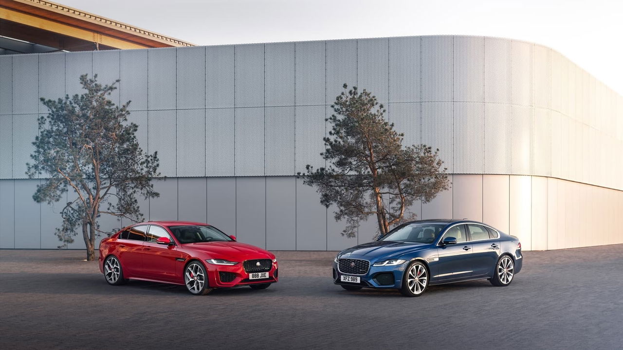 Vista lateral de dos Jaguar XE, uno rojo y otro azul, resaltando su diseño.