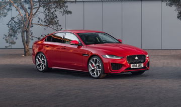 Vista lateral que muestra el dinámico perfil del Jaguar XE en color rojo.