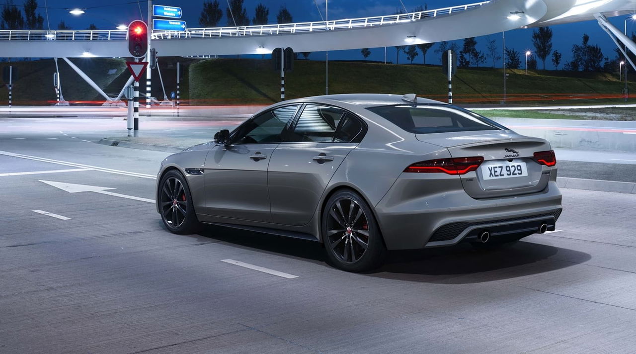 Vista nocturna del Jaguar XE destacando su diseño trasero y lateral.