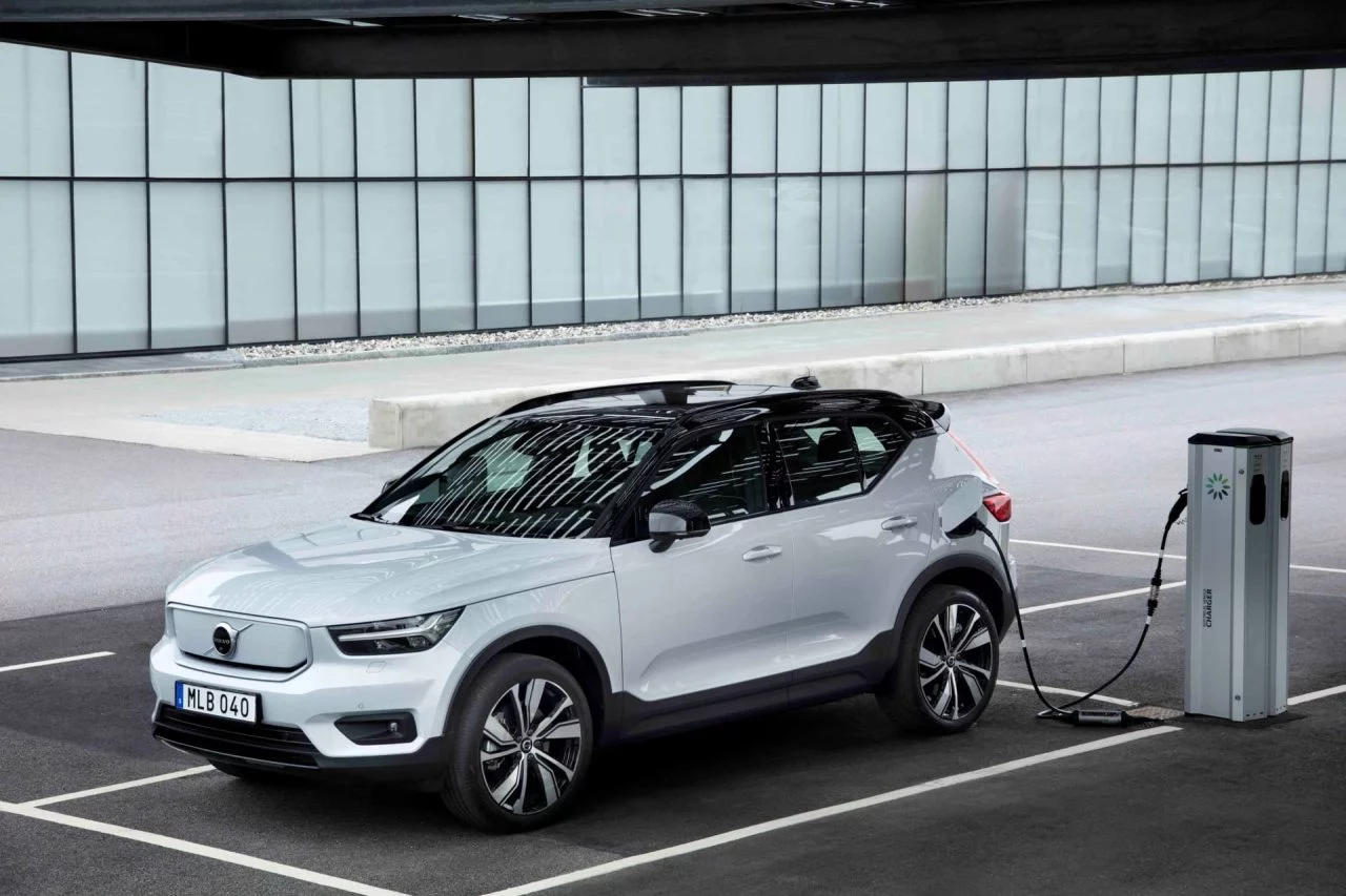 Volvo Xc40 Recharge P8 Awd In Glacier Silver