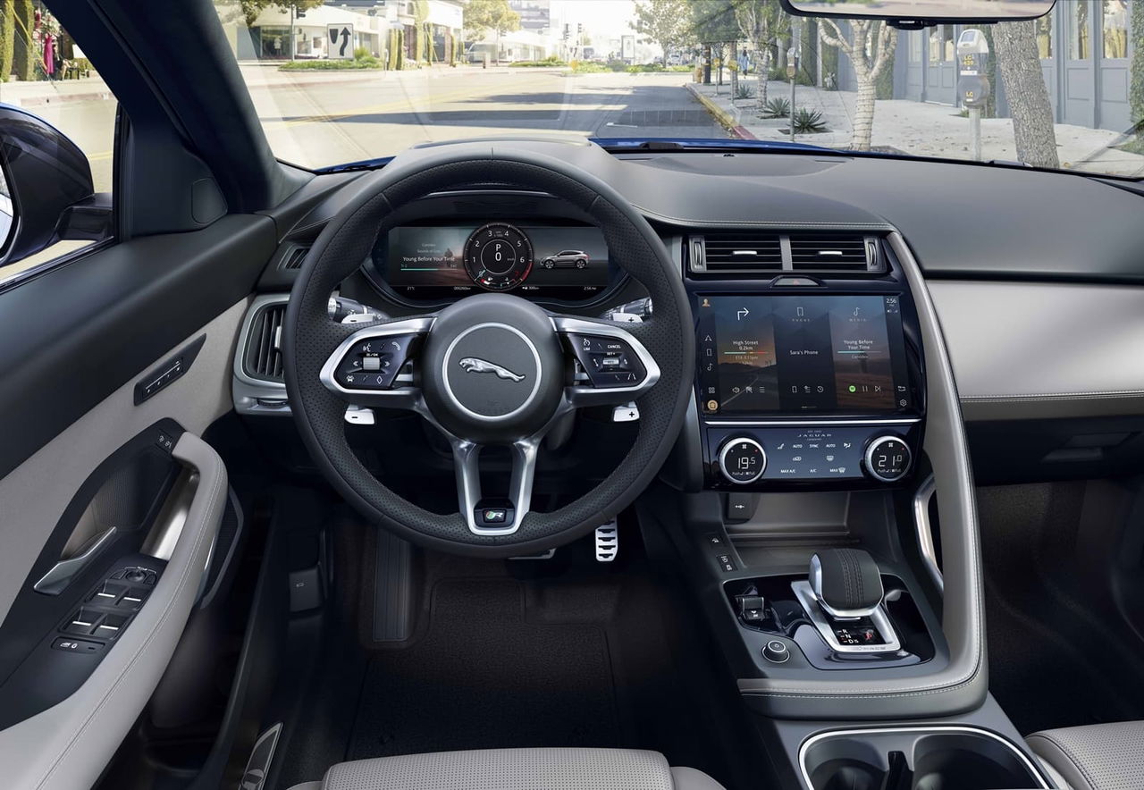 Vista del volante y centro de control del Jaguar E-PACE, enfocado en la instrumentación.